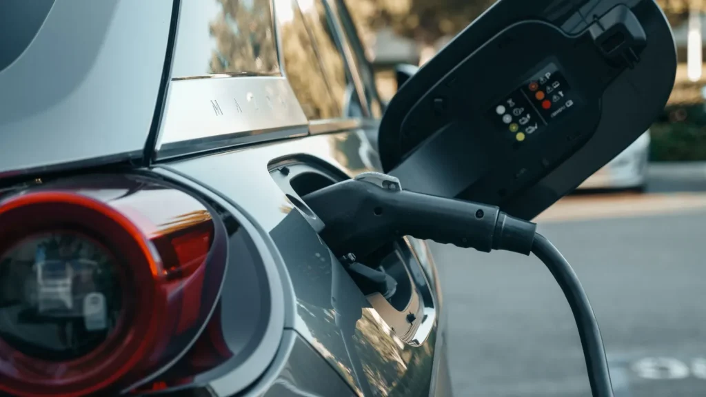 Ladekabel steckt in der Ladebuchse eines grauen Elektroautos